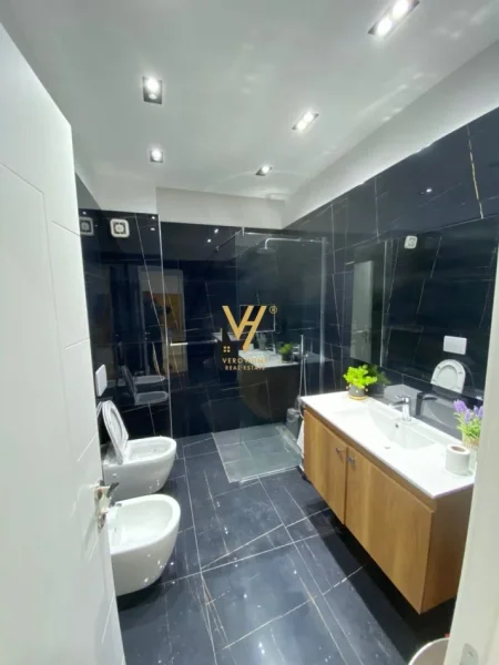 Tirane, shitet apartament 2+1+Ballkon Kati 2, 105 m² 260.000 € (KOMUNA E PARISIT)