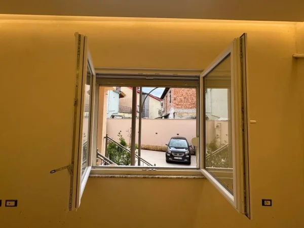 Tirane, jepet me qera Vile , 2.100 € (Rruga e Kavajes)