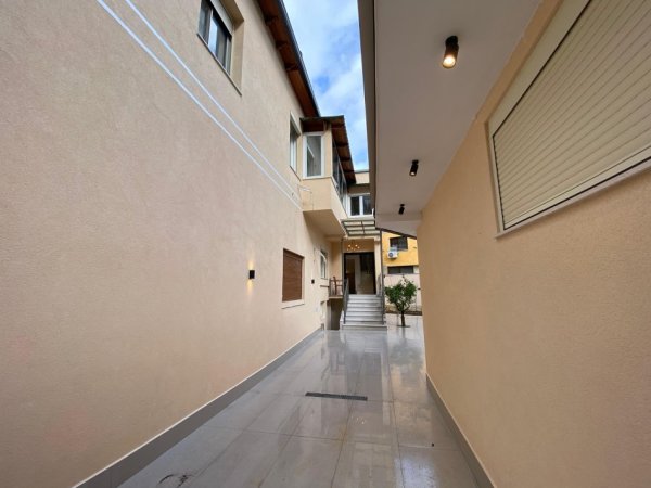 Tirane, jepet me qera Vile , 2.100 € (Rruga e Kavajes)