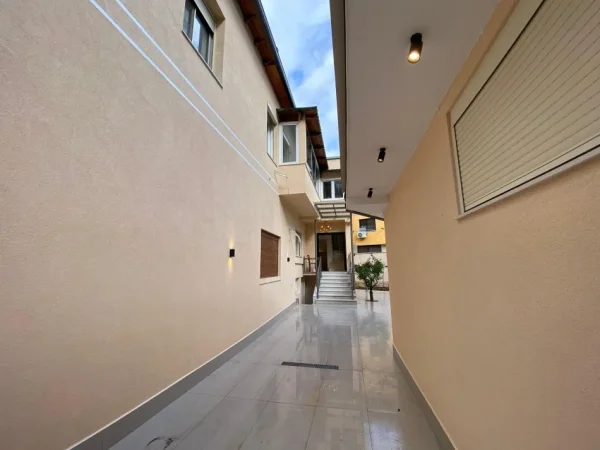 Tirane, jepet me qera Vile , 2.100 € (Rruga e Kavajes)