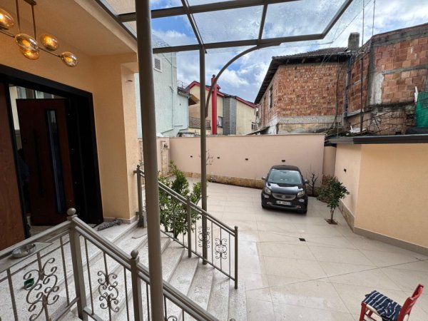 Tirane, jepet me qera Vile , 2.100 € (Rruga e Kavajes)