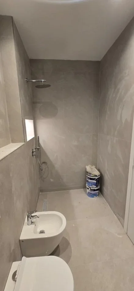 Tirane, jepet me qera apartament 2+1+Ballkon Kati 6, 900 € (Komuna e Parisit)