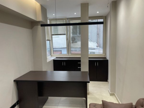 Tirane, jepet me qera zyre Kati 1, 30 m² 550 € (21 Dhjetori)