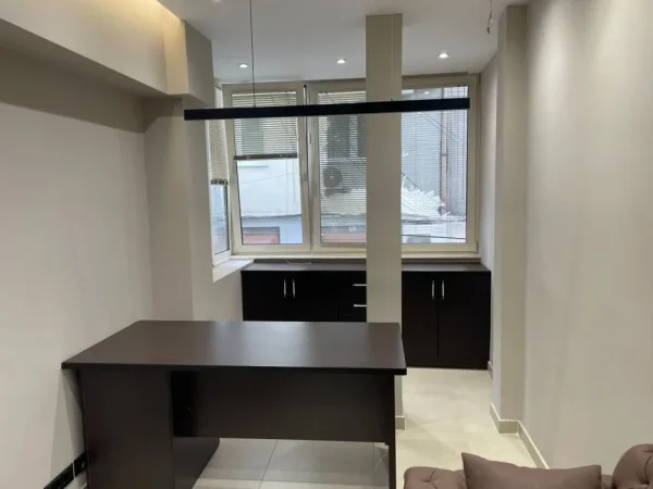 Tirane, jepet me qera zyre Kati 1, 30 m² 550 € (21 Dhjetori)