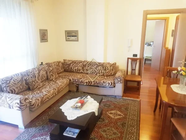 Tirane, jepet me qera apartament 1+1 , 60 m² 800 € 