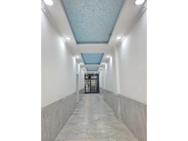 Tirane, jepet me qera zyre Kati 4, 96 m² 1.500 € (Ish blloku)