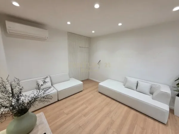 Tirane, jepet me qera zyre Kati 4, 96 m² 1.500 € (Ish blloku)