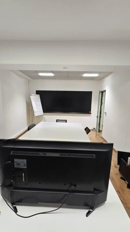 Tirane, jepet me qera ambjent biznesi Kati 2, 311 m² 3.000 € (BLLOK)