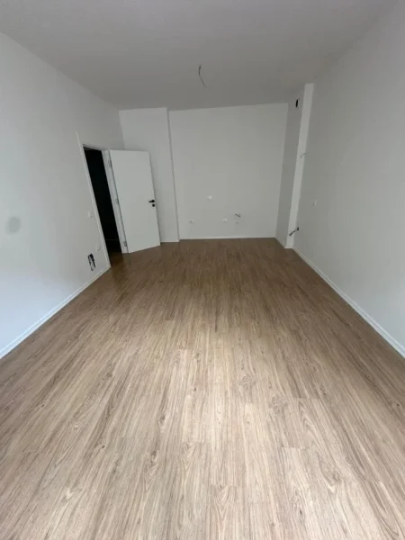 Tirane, jepet me qera zyre Kati 1, 67 m² 550 € (Rruga Jordan Misja)