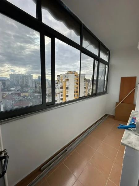 Tirane, jepet me qera apartament 2+1 Kati 8, 