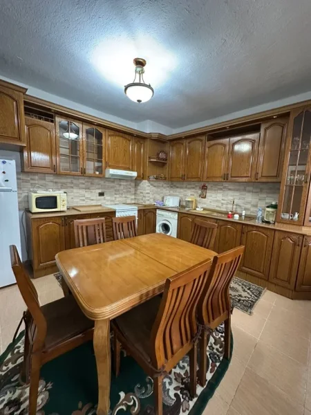 Tirane, jepet me qera apartament 2+1 Kati 8, 