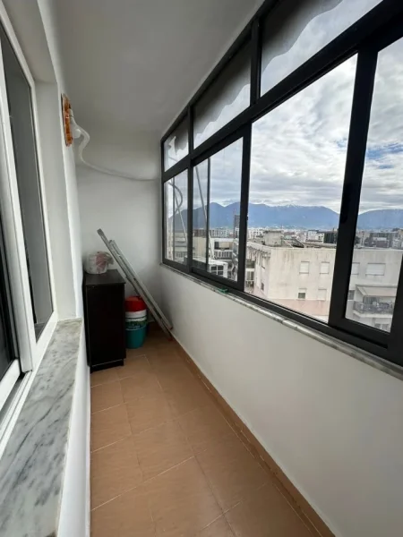 Tirane, jepet me qera apartament 2+1 Kati 8, 