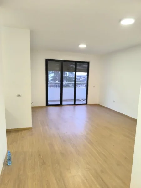 Tirane, jepet me qera apartament 3+1 Kati 1, 110 m² 800 € (Don Bosko)
