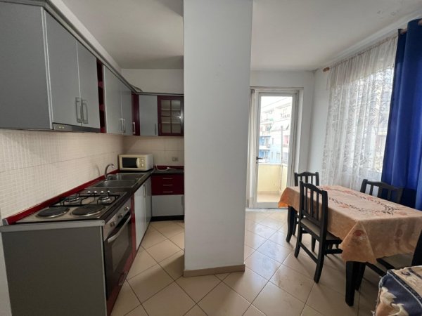 Tirane, jepet me qera apartament 1+1+Ballkon Kati 6, 60 m² 350 € (Pallatet Cabej)