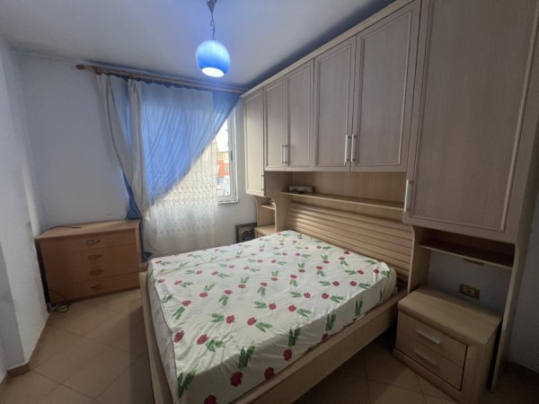 Tirane, jepet me qera apartament 1+1+Ballkon Kati 6, 60 m² 350 € (Pallatet Cabej)