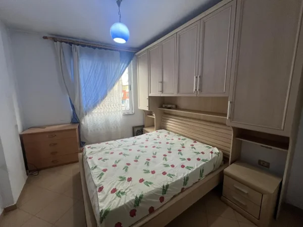 Tirane, jepet me qera apartament 1+1+Ballkon Kati 6, 60 m² 350 € (Pallatet Cabej)