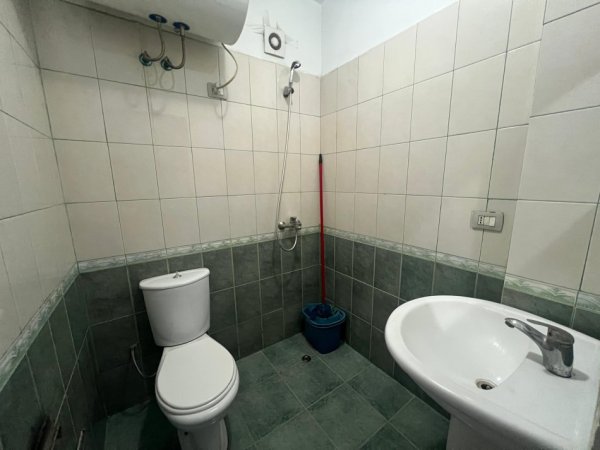 Tirane, jepet me qera apartament 1+1+Ballkon Kati 6, 60 m² 350 € (Pallatet Cabej)