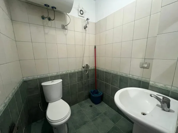 Tirane, jepet me qera apartament 1+1+Ballkon Kati 6, 60 m² 350 € (Pallatet Cabej)