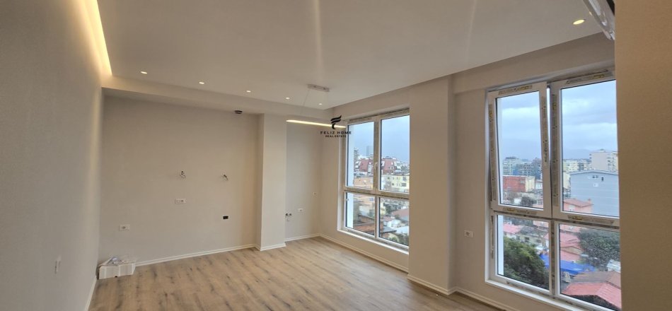 Tirane, jepet me qera zyre Kati 6, 70 m² 700 € (KOMUNA E PARISIT)