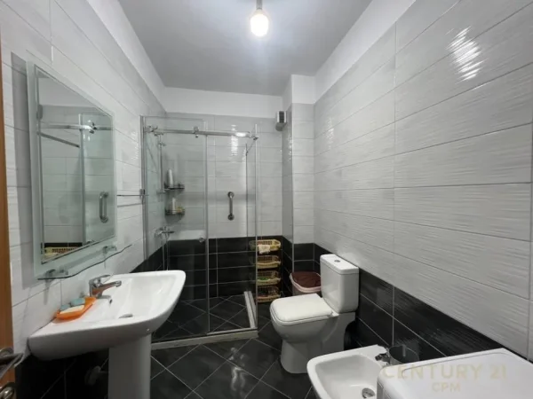 Tirane, jepet me qera apartament 1+1 Kati 3, 68 m² 500 € (golden park 3)