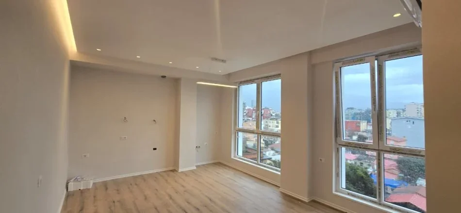 Tirane, jepet me qera apartament 1+1+Ballkon Kati 6, 68 m² 700 € (Komuna e Parisit)