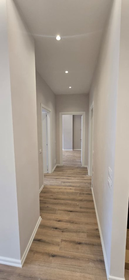 Tirane, jepet me qera zyre Kati 6, 100 m² 900 € (KOMUNA E PARISIT)