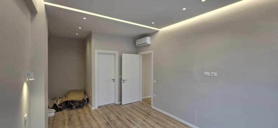 Tirane, jepet me qera zyre Kati 6, 100 m² 900 € (KOMUNA E PARISIT)