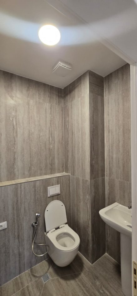 Tirane, jepet me qera zyre Kati 6, 100 m² 900 € (KOMUNA E PARISIT)