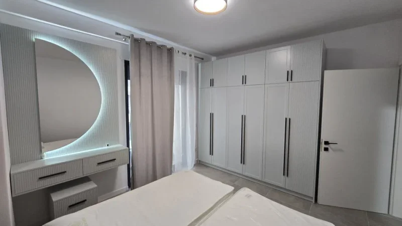 Tirane, jepet me qera apartament 1+1+Ballkon Kati 5, 68 m² 500 € (PORCELAN)
