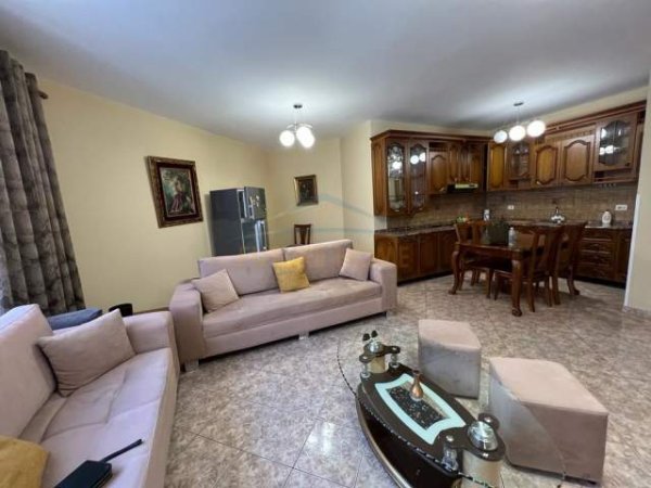 Tirane, jepet me qera apartament 3+1+BLK Kati 6, 150 m² 450 Euro (Stacioni Trenit)