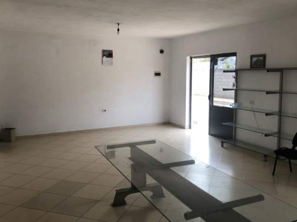 Tirane, jepet me qera ambjent biznesi Kati 0, 42 m² 20.000 Leke (Rruga Palma, rrethrrotullimi i treshit)