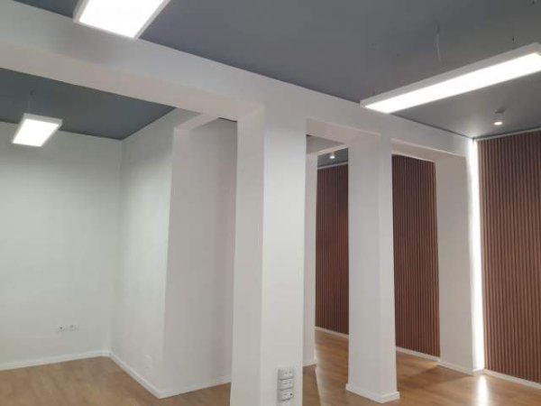 Tirane, jepet me qera zyre Kati 1, 85 m² 1.300 Euro (Tajvani)