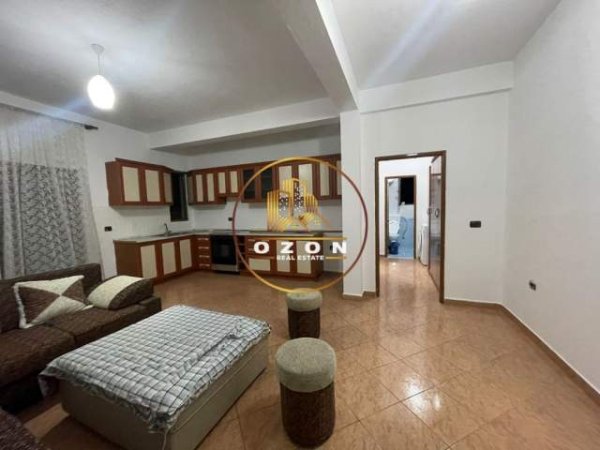 Tirane, jepet me qera apartament 1+1+A+BLK Kati 2, 65 m² 230 Euro (KOMBINAT)