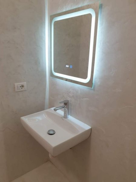 Tirane, jepet me qera zyre Kati 1, 85 m² 1.300 Euro (Tajvani)