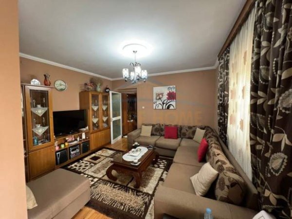 Korce, shitet apartament 2+1+BLK Kati 3, 105 m² 56.000 Euro (Lagjia 10, Korçë)