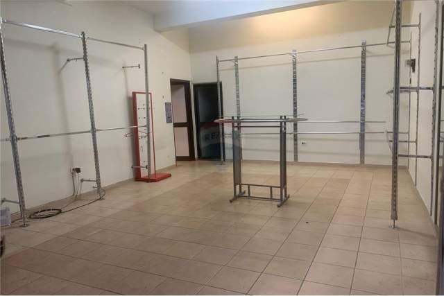 Tirane, jepet me qera dyqan Kati 0, 70 m² 700 Euro (Vasil Shanto)