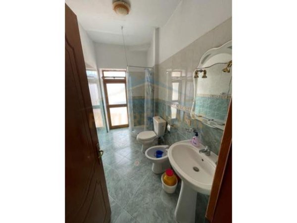 Korce, shitet apartament 1+1+BLK Kati 5, 90 m² 41.000 Euro (ish-Bashkia, Korçë)