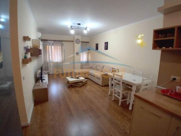 Tirane, jepet me qera apartament Kati 3, 92 m² 690 Euro (21 dhjetori)