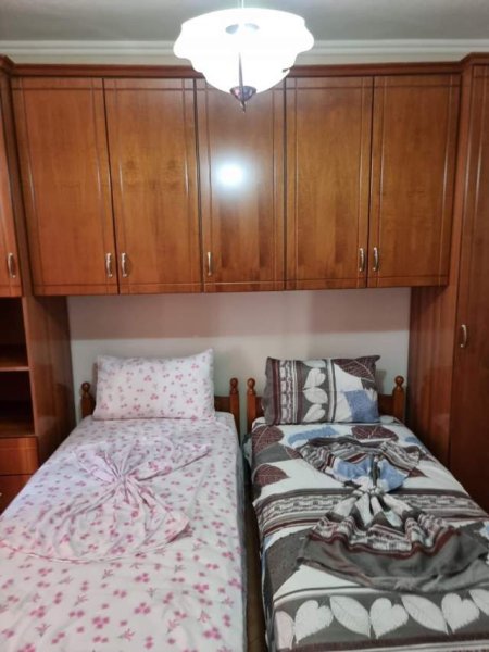 Tirane, jepet me qera apartament 2+1+BLK Kati 4, 85 m² 400 Euro (3 Deshmoret)