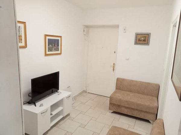Tirane, jepet me qera apartament 2+1 Kati 2, 80 m² 40.000 Leke (Xhamllik)