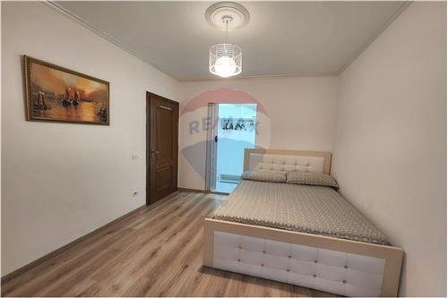 Tirane, jepet me qera apartament 2+1 Kati 2, 117 m² 750 Euro