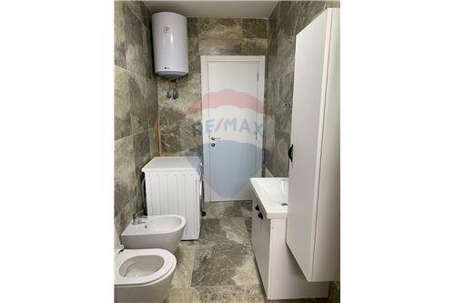 Tirane, jepet me qera apartament 1+1 65 m² 400 Euro