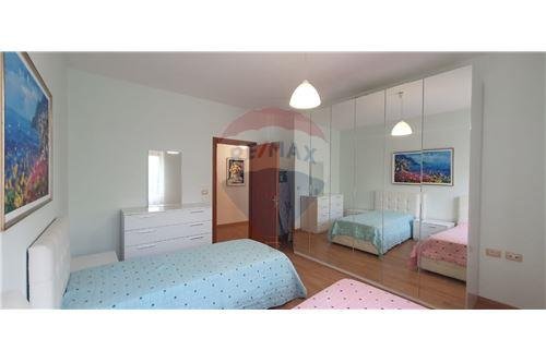 Tirane, jepet me qera apartament 2+1 Kati 3, 115 m² 750 Euro