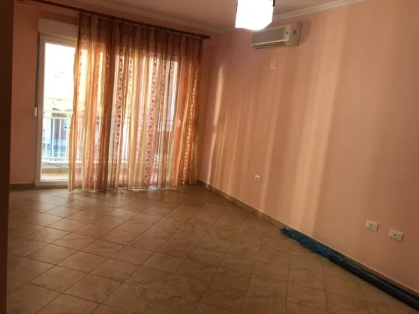 Tirane, jepet me qera zyre Kati 4, 160 m² 900 € (Myslym Shyri)