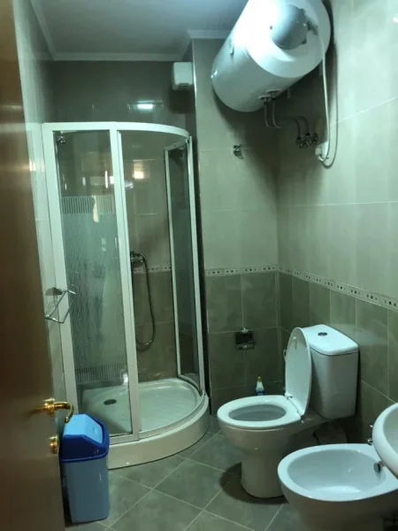 Tirane, jepet me qera zyre Kati 4, 160 m² 900 € (Myslym Shyri)