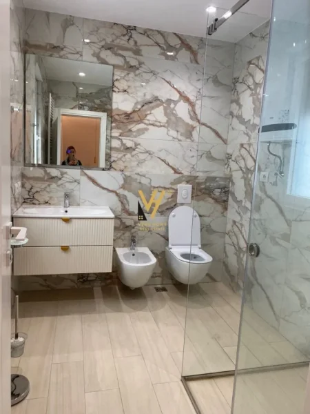 Tirane, jepet me qera apartament 3+1+Ballkon Kati 2, 173 m² 1.800 € (LIQENI I THATE)