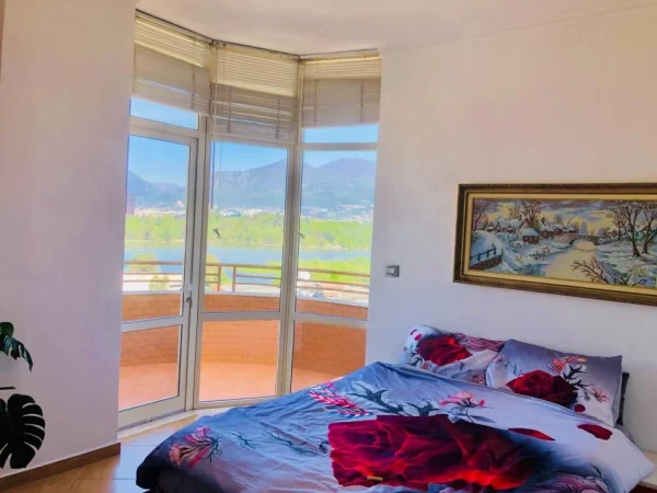 Tirane, jepet me qera apartament 1+1+Ballkon Kati 5, 65 m² 600 € (Liqeni i Thate)