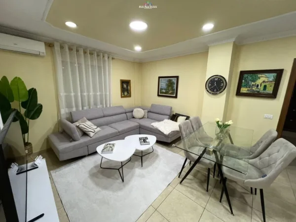 Tirane, jepet me qera apartament 1+1+Ballkon Kati 3, 70 m² 620 € (prane OSHE-se)