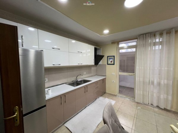 Tirane, jepet me qera apartament 1+1+Ballkon Kati 3, 70 m² 620 € (prane OSHE-se)
