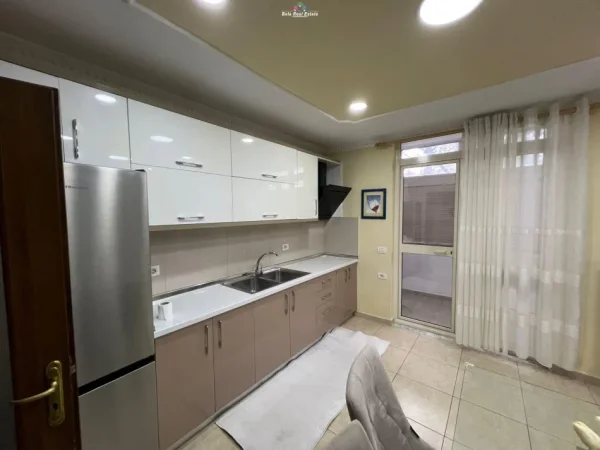 Tirane, jepet me qera apartament 1+1+Ballkon Kati 3, 70 m² 620 € (prane OSHE-se)